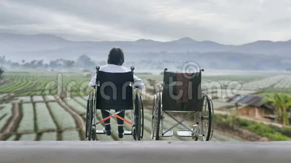 坐着空轮椅的老年妇女视频的预览图