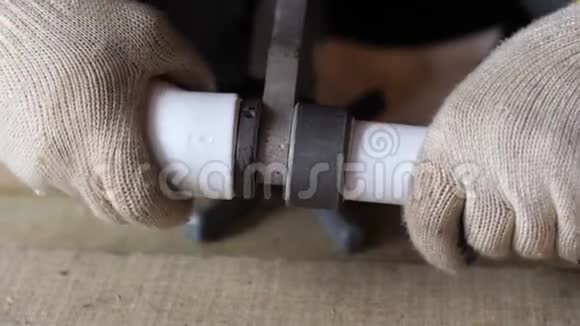 手在手套焊接塑料管道以连接他们在一起4k60fps慢动作铜制管道视频的预览图