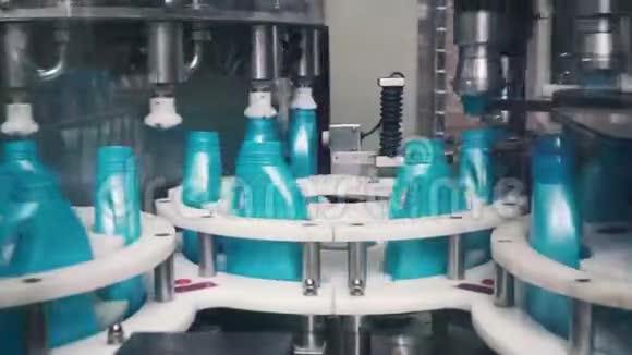 自动生产线上的液体洗涤剂剪辑洗液自动化生产线装瓶机械视频的预览图