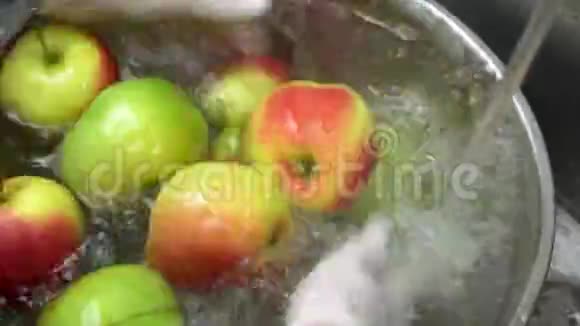 手洗新鲜苹果视频的预览图