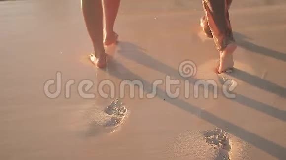 快乐的新婚夫妇在海滩上奔跑视频的预览图