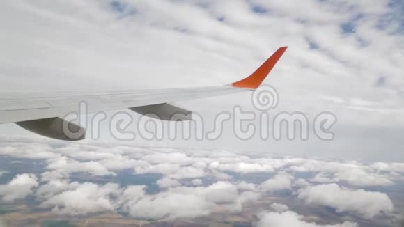 在云层中转动飞机从窗户拍摄视频的预览图