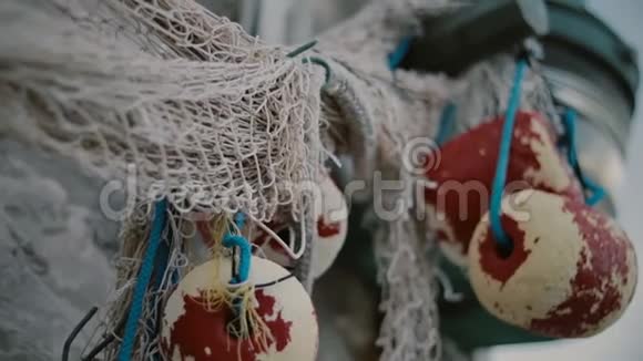 沙滩石墙上的渔网绳索和渔灯视频的预览图