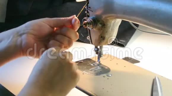 家庭女裁缝准备缝纫机工作裁缝准备好了视频的预览图