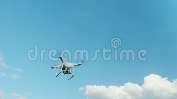 stadicam射击用白云对着蓝天的四架直升机迅速上升高度并向上上升视频的预览图