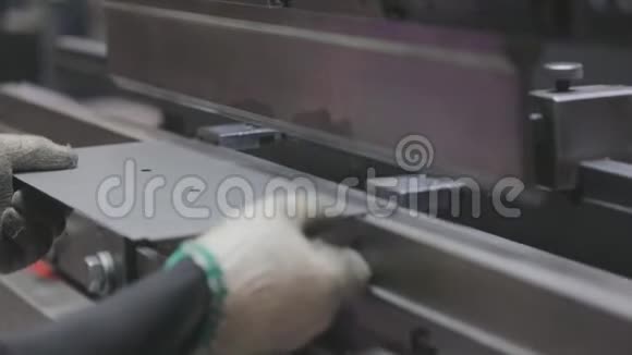一个人在机器上工作在液压机上工作的亚洲人视频的预览图