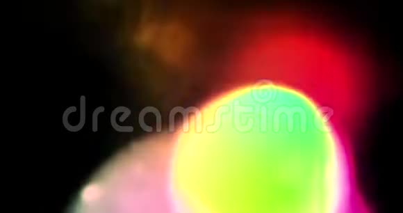 抽象多色光脉冲和辉光泄漏运动背景与离焦bokeh视频的预览图