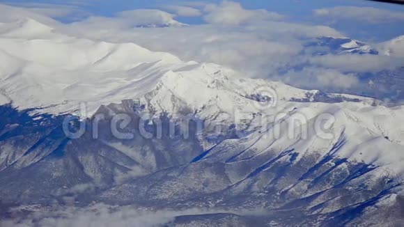 飞越欧洲阿尔卑斯山白雪覆盖的山脉视频的预览图