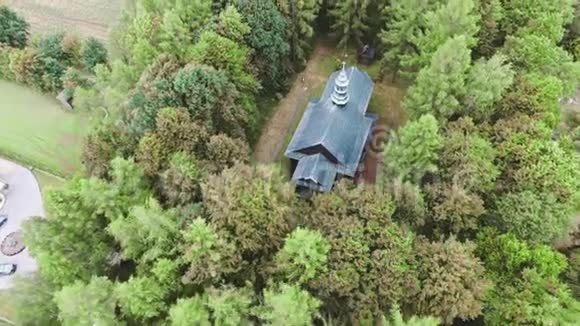 小城市牧场中的木制教堂一段录音视频的预览图