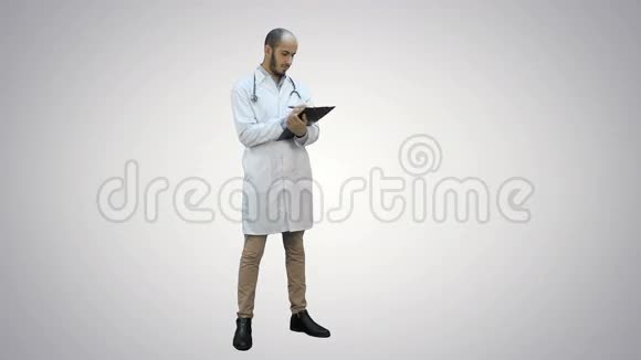 男医生穿白色外套在白色背景上填写病人表格视频的预览图