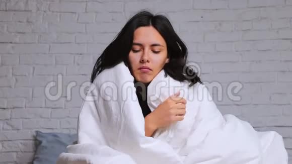 女孩病了躺在床上吃药视频的预览图