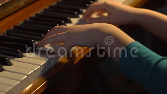 孩子们用琴键弹奏音乐视频的预览图