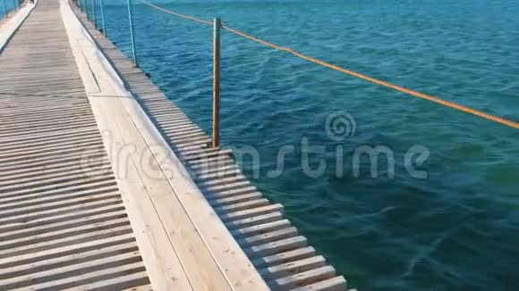 海上的木墩清澈的碧水侧视图视频的预览图