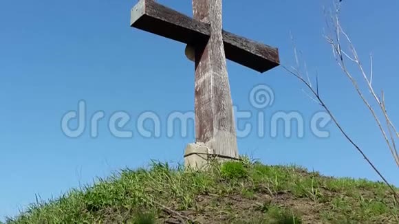 木制十字架在天空背景上视频的预览图