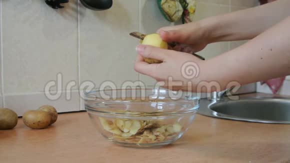 女手剥生土豆家庭厨房视频的预览图