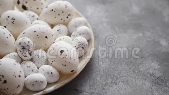 白色陶瓷盘子中白色传统点缀复活节彩蛋的组成视频的预览图