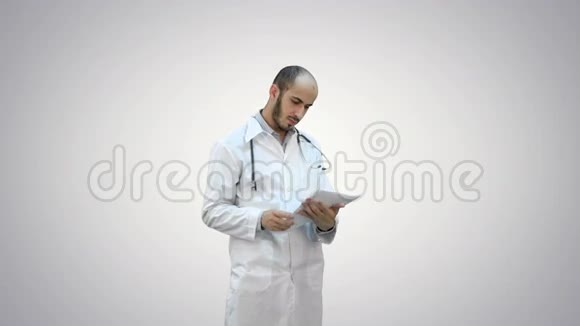 男医在白色背景上检查他的文件视频的预览图
