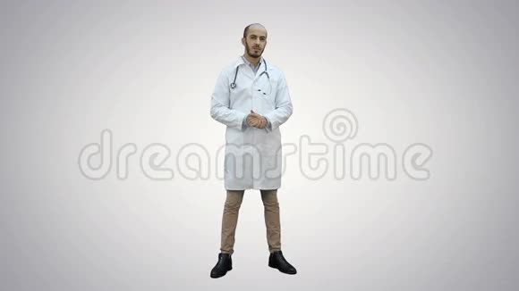 男医生严肃地和镜头在白色背景上交谈视频的预览图