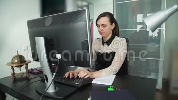 坐在办公桌前工作的年轻女性视频的预览图