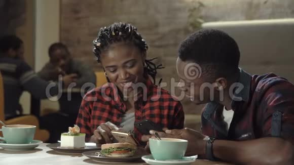 一对漂亮的黑人夫妇在自助餐厅视频的预览图
