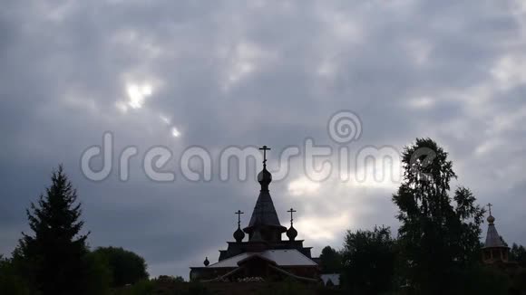 教堂穹顶在暴风雨的天空的灰色背景上视频的预览图