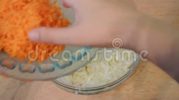 凉拌菜的制作过程沙拉配新鲜卷心菜和胡萝卜视频的预览图