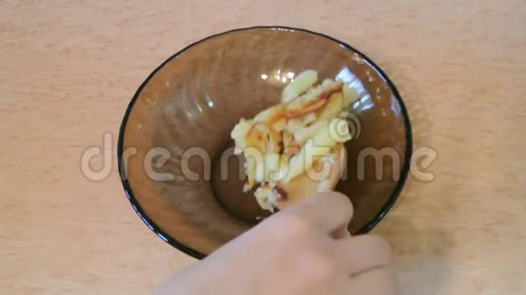 女性手在盘子里放薯条视频的预览图