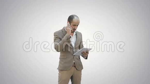 忙碌的男人在手机上说话在白色背景上拿着平板电脑视频的预览图