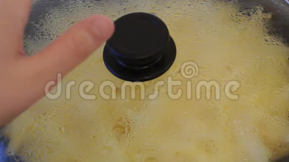 盖锅被打开它释放蒸汽烤土豆家庭厨房视频的预览图