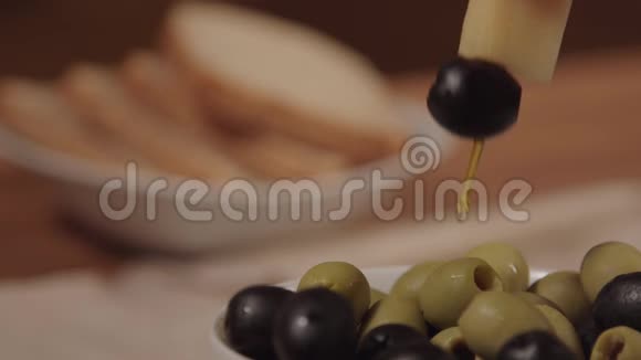 加奶酪和黑橄榄酱视频的预览图
