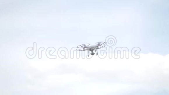 现代RC无人驾驶飞行器带摄像机在空中飞行视频的预览图