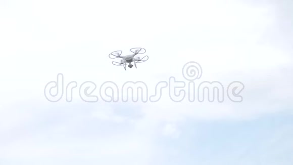 现代RC无人驾驶飞行器带摄像机在空中飞行视频的预览图