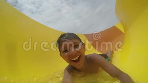 一个有趣的小男孩滚水滑梯视频的预览图