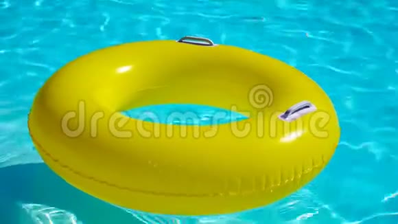 游泳池有一个明亮的黄色充气环视频的预览图