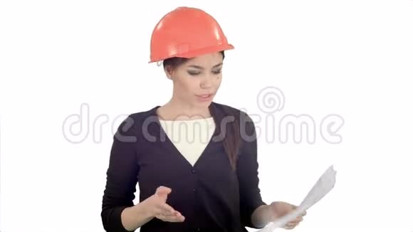 愤怒的女工程师拿着文件在白色背景下大声喊叫手指着镜头视频的预览图