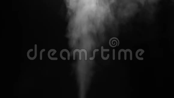 白色蒸汽烟雾在黑色背景上喷出抽象背景的概念视频的预览图