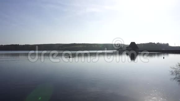 德国莫纳塞湖上的莫纳塔尔斯珀尔大坝宁静风景视频的预览图