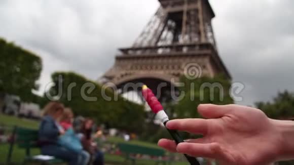 笔在巴黎的塔底旋转视频的预览图