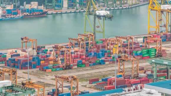 新加坡商业港口时间推移鸟瞰亚洲最繁忙的货运港口视频的预览图