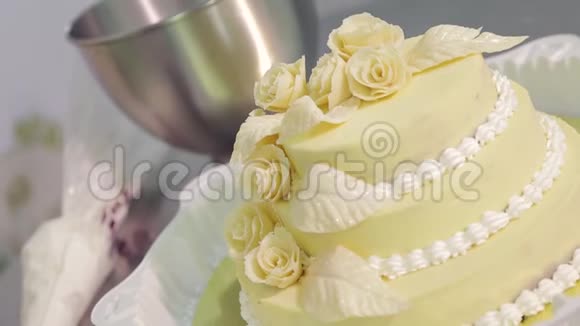 糕点厨师装饰蛋糕糕点师傅的手装饰蛋糕视频的预览图