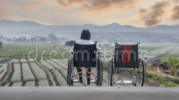 坐着空轮椅的老年妇女视频的预览图