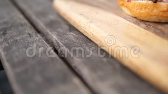 木质砧板上美味健康蘑菇素食汉堡4K视频的预览图