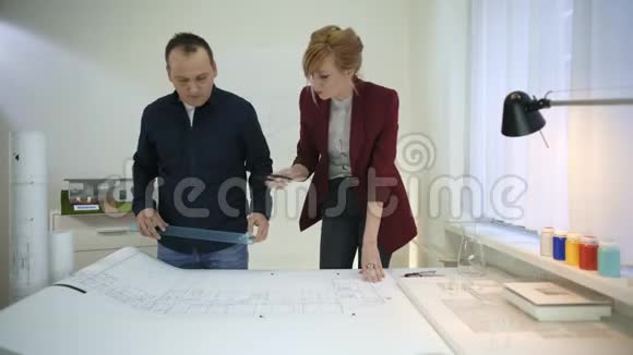 两位建筑师在看一栋房子的蓝图视频的预览图