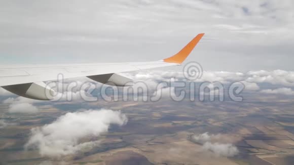 在云层中转动飞机从窗户拍摄视频的预览图