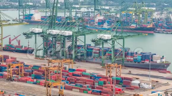 新加坡商业港口时间推移鸟瞰亚洲最繁忙的货运港口视频的预览图