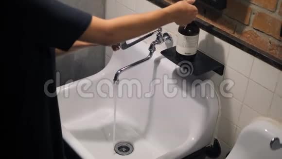 女人洗她的手在水槽在洛夫风格的浴室砖墙4K卫生概念视频的预览图