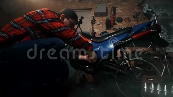 男机修工在车库修理摩托车视频的预览图
