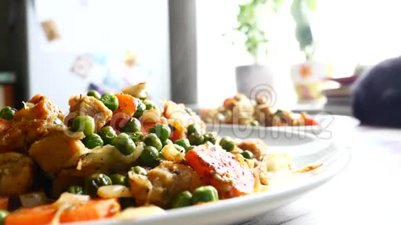 家里用盘子里的炒菜做的食物豆豉和青素菜视频的预览图