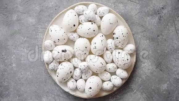 白色陶瓷盘子中白色传统点缀复活节彩蛋的组成视频的预览图