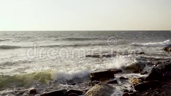 超级慢的海浪在巨石上破碎视频的预览图